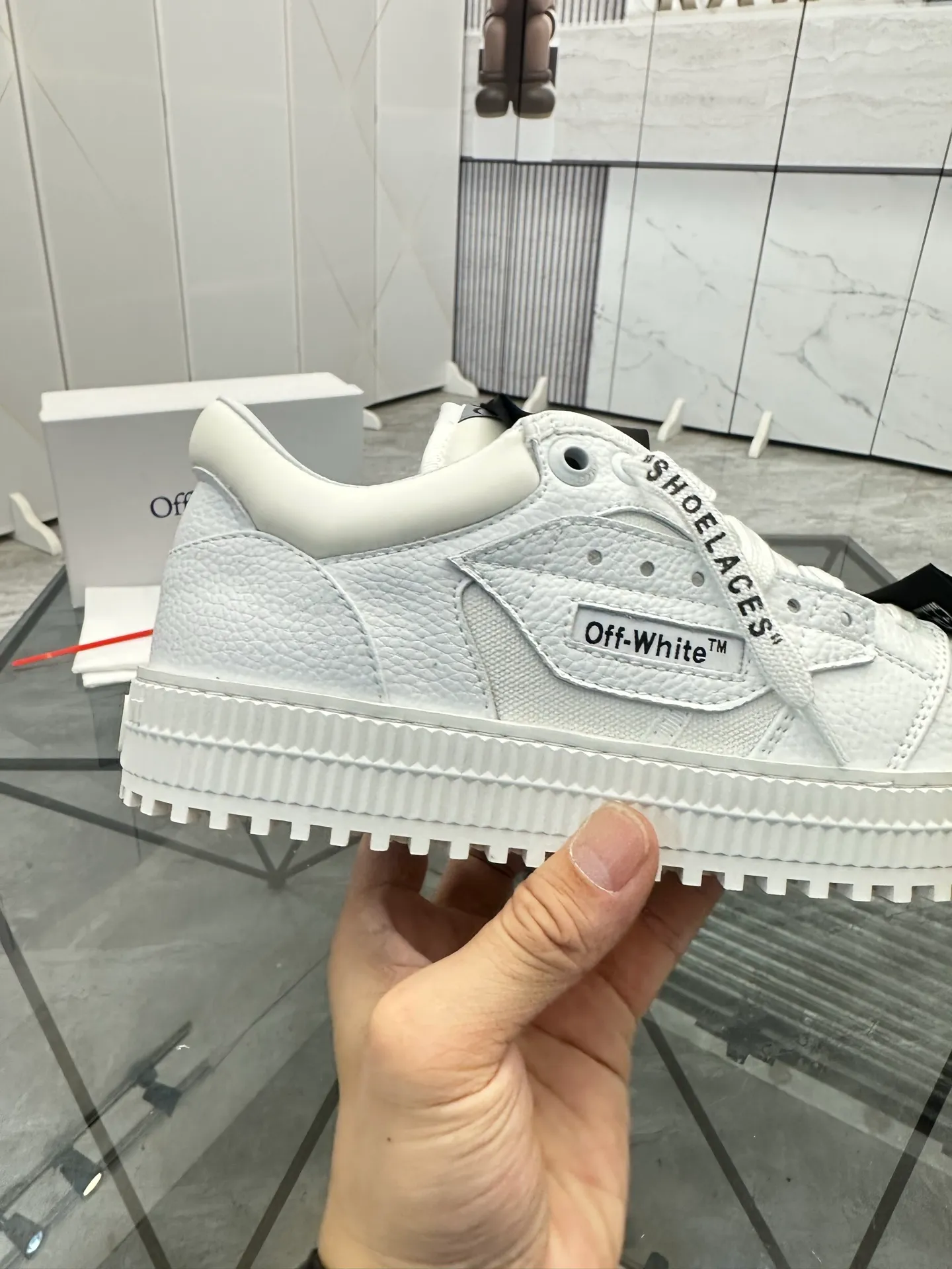 Selling men's shoes 💰: 💰P500¥ High-end top quality Product trademark: OFF WHITE *"OFF WHITE*" low-top casual shoes Regular size: 35-45 (can be customized to 46) Couple style Product materials: Upper imported first-layer cowhide stitched with original fabric, genuine leather lining, original outsole. No.: H203
